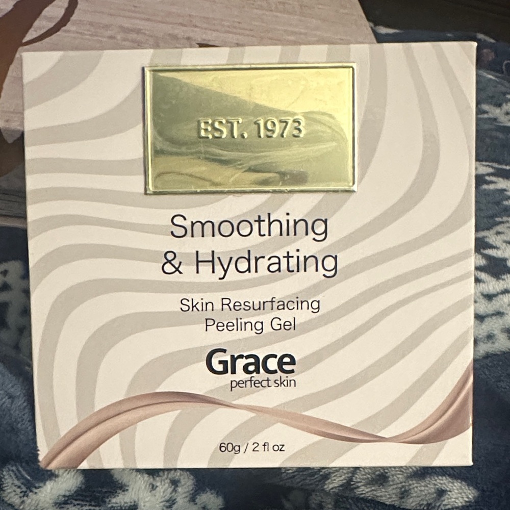 Grace Smoothing & Hydrating Skin Resurfacing Peeling Gel - Gold and Cream